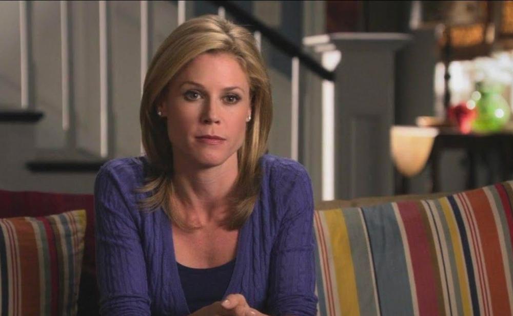 Atriz de ‘Modern Family’, Julie Bowen fala sobre sexualidade: ‘Sou hétero, mas já me apaixonei por uma mulher’