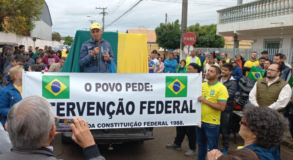 Manifestantes pedem Intervenção Federal em frente ao tiro de guerra no Norte Pioneiro