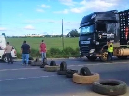 Manifestantes voltam a bloquear PR-092 em Arapoti