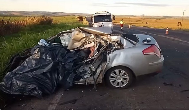 Carro bate em ônibus e duas pessoas morrem na hora