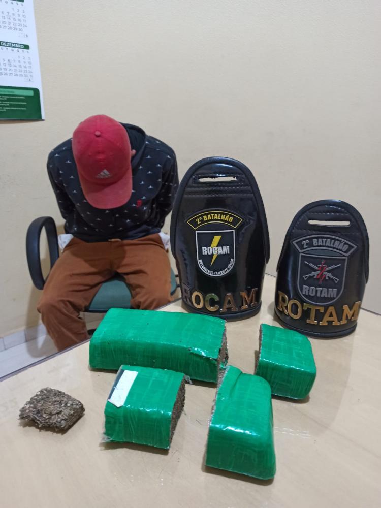 Suspeito é preso com um kg de maconha na cintura