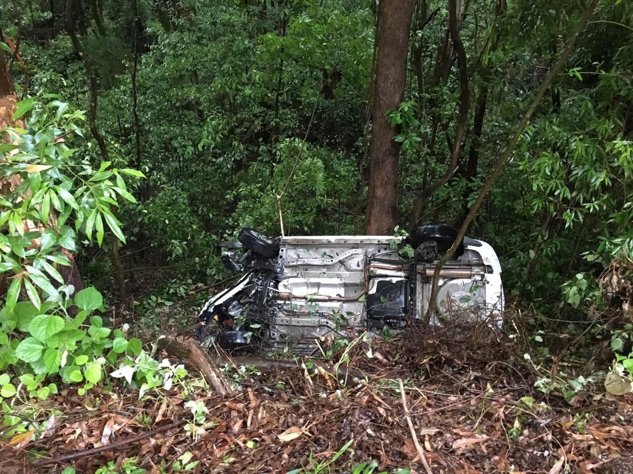 Carro capota em ribanceira e vítimas ficam presas às ferragens