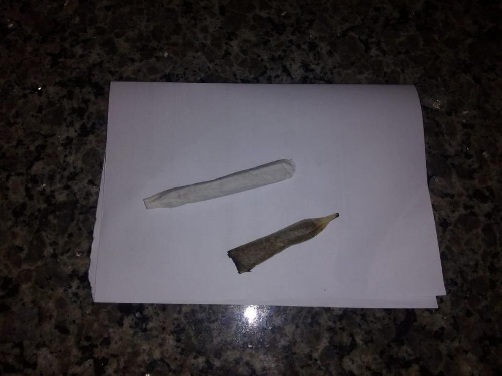 Suspeito fuma maconha perto da filha de dois anos e é preso após agredir a esposa