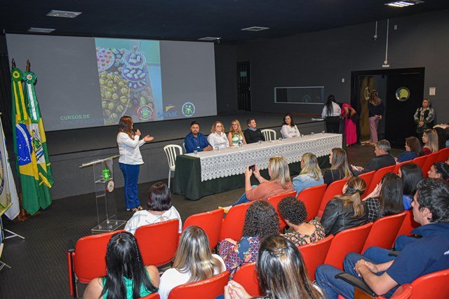 Cerimonia reúne alunos formados em cursos oferecidos pela prefeitura 