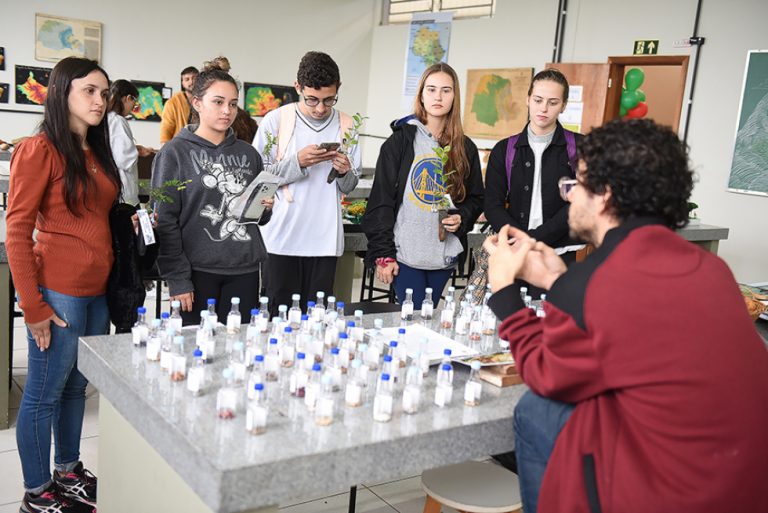 Feira de profissões do Norte Pioneiro reúne mais de 3 mil estudantes  