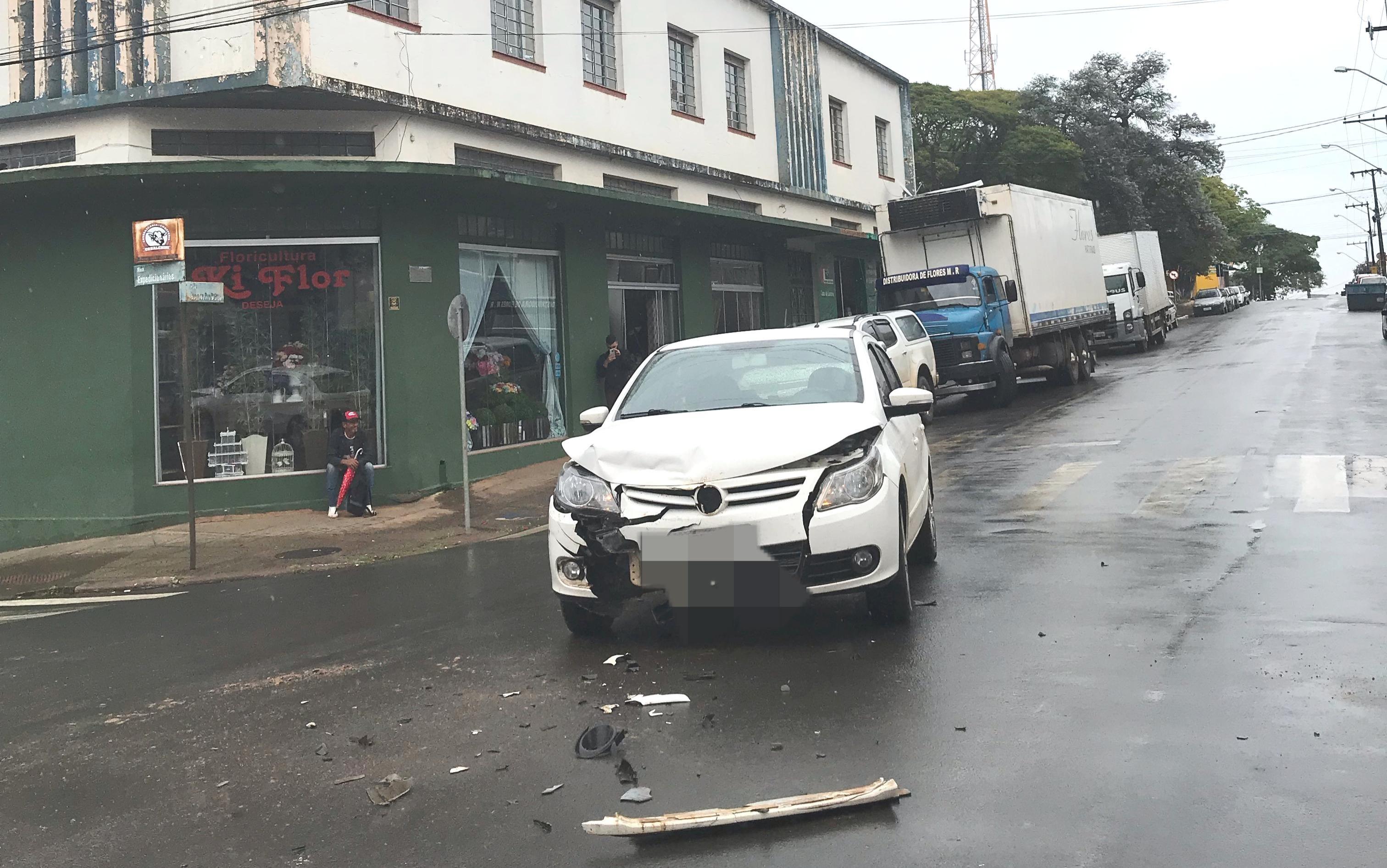 Carro bate em esquina do antigo semáforo em W. Braz