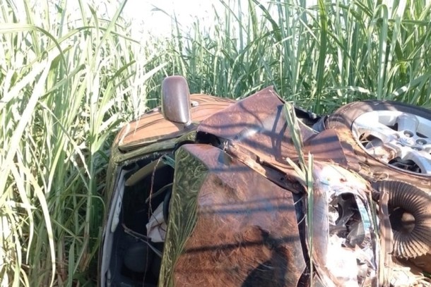 Carro capota e motorista fica ferido em Bandeirantes