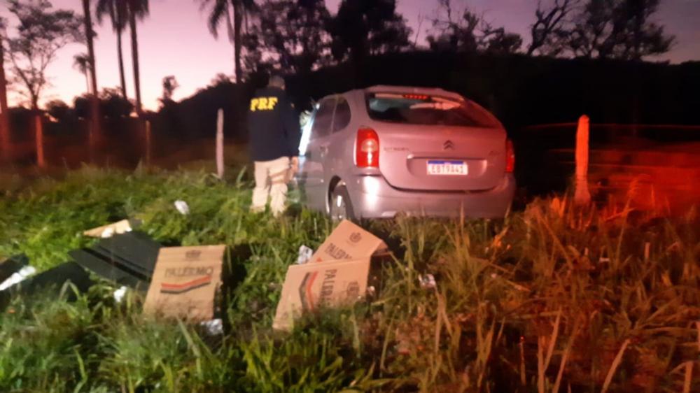 PRF apreende dois veículos com cigarros do Paraguai, um deles se acidentou