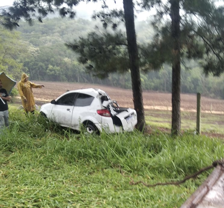 Carro fica destruído após sair da pista e bater em árvore