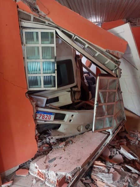 Carreta invade residência no Santa Cecília em Jaguariaíva