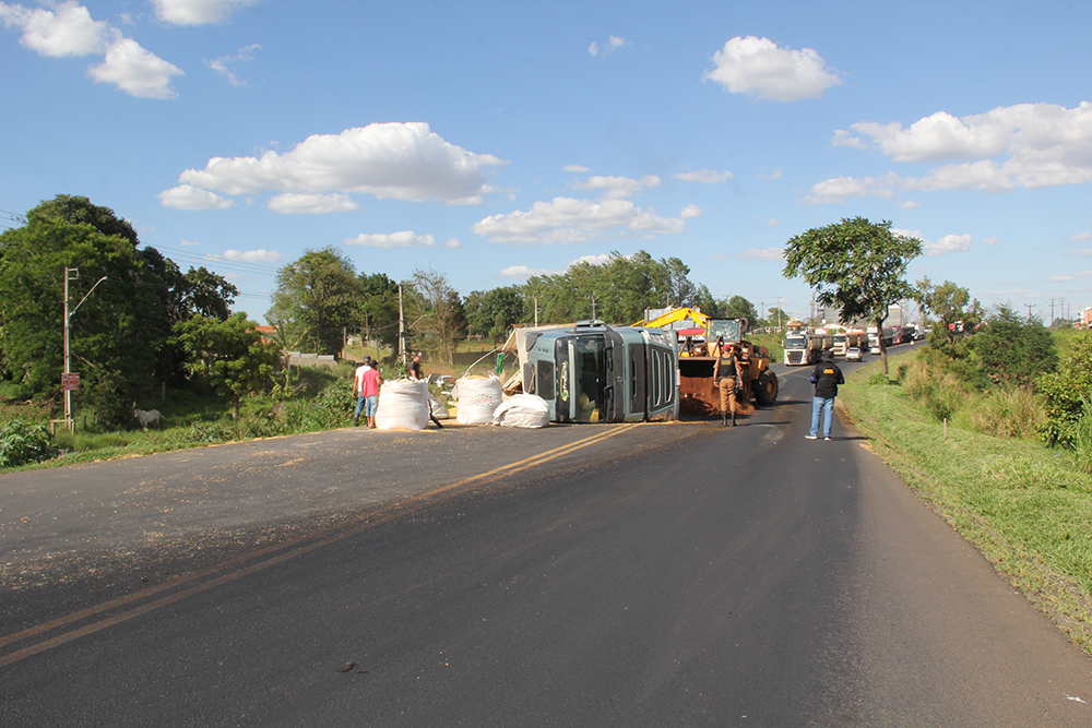 Carreta tomba e motorista fica ferido na PR-092 em Wenceslau Braz