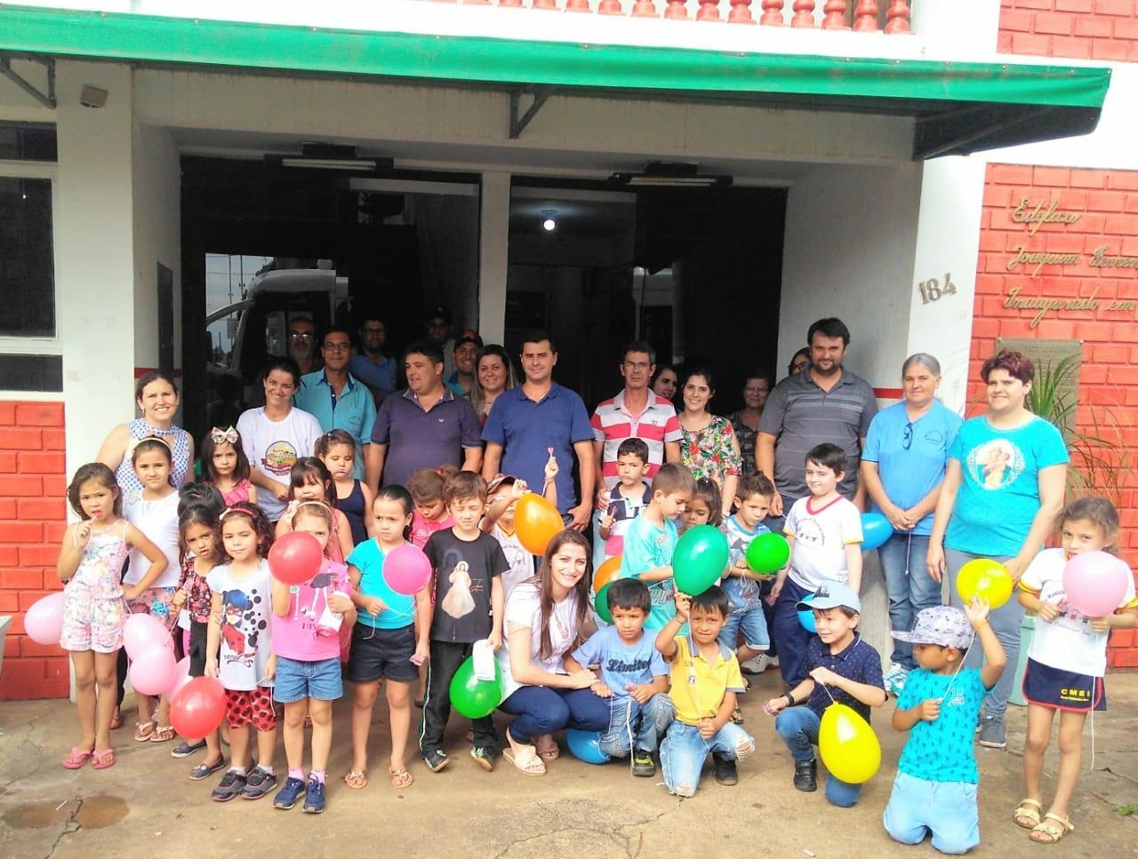 Crianças celebram os 57 anos de Santana do Itararé visitando prefeitura municipal
