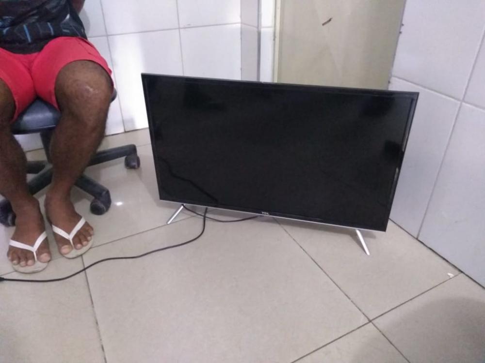 Mulher encontra TV roubada no assoalho de sua residência 