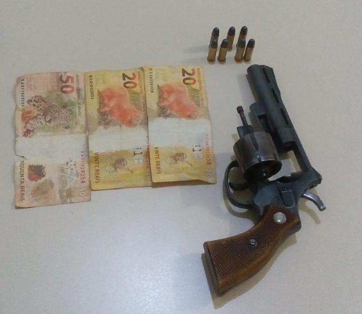 PM cumpre mandados e apreende drogas e armas