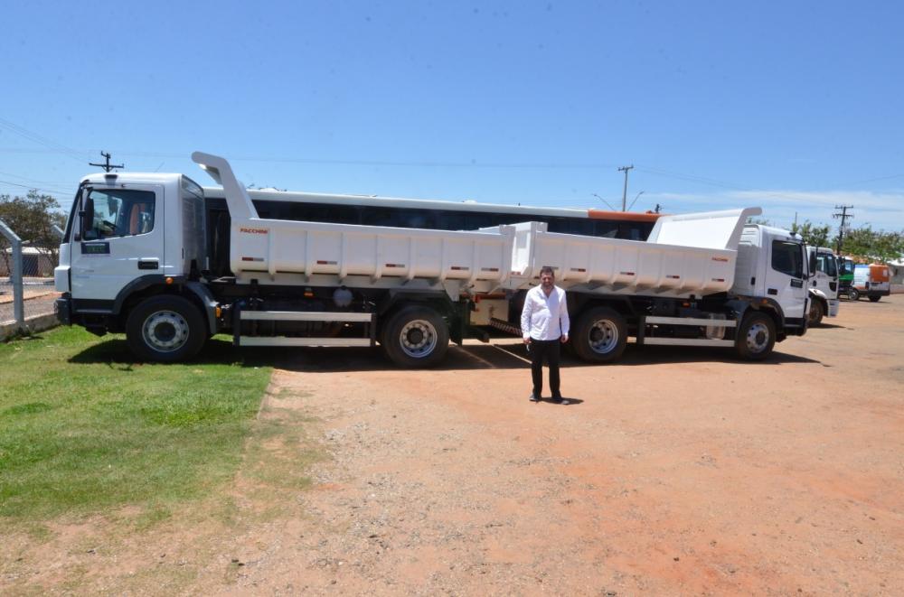 Wenceslau Braz adquire dois caminhões com caçamba 