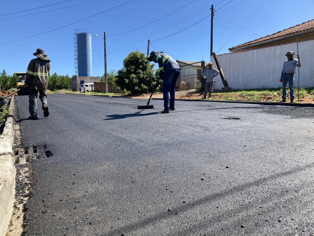 Ruas do bairro Jardim Primavera recebem asfalto em Jaguariaíva