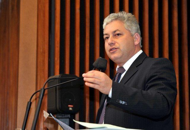 Deputado Douglas Fabrício é multado por atrasar dados da Secretaria de Esportes