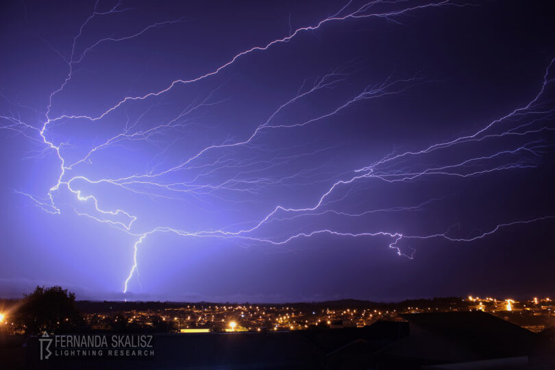 Caçadora de raios ganha prêmio internacional com foto registrada no Norte Pioneiro
