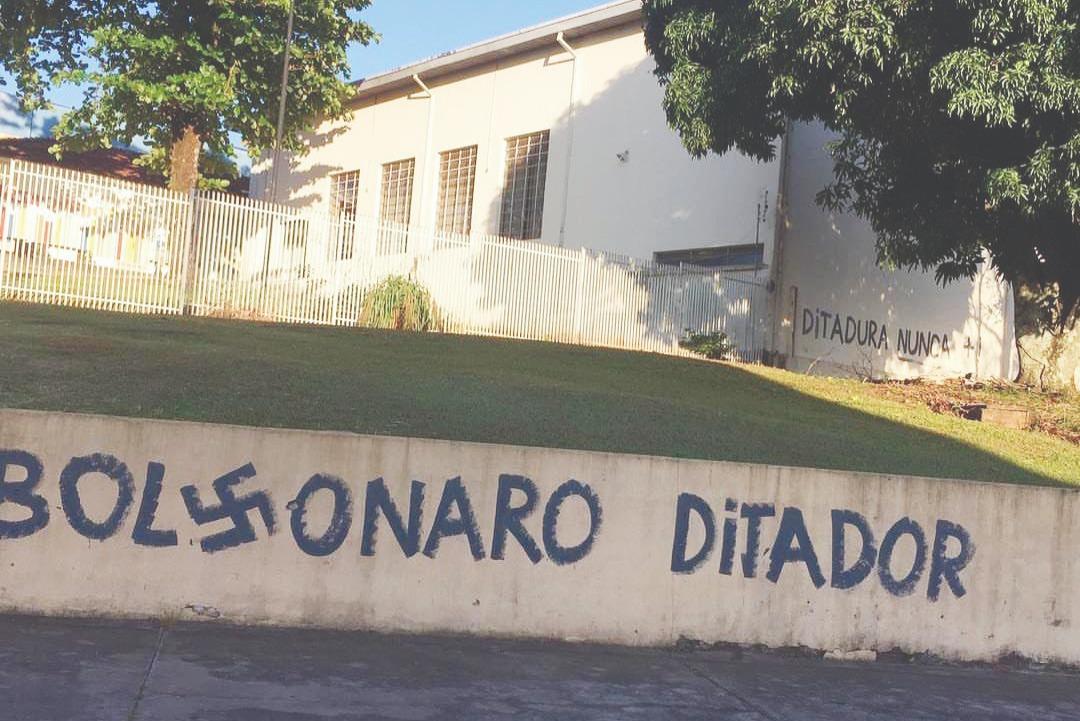 Prédios da UENP são alvo de pichações anti-Bolsonaro
