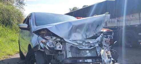 Motorista grávida colide com caminhão na BR-153