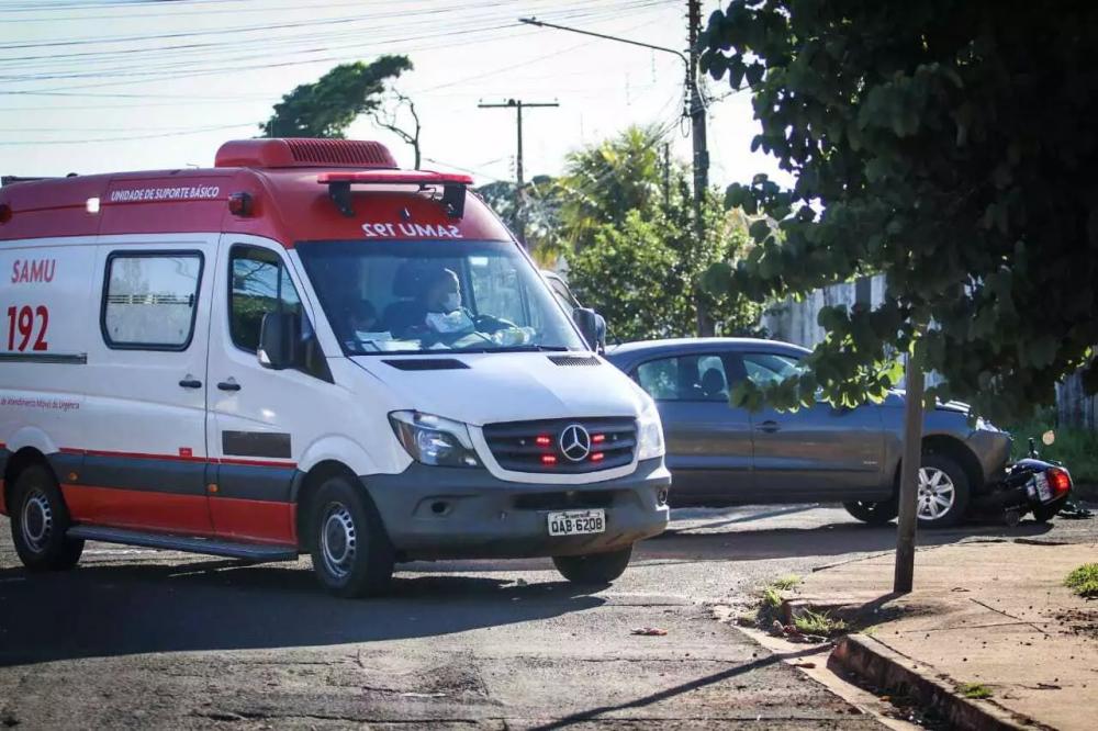 Colisão envolvendo carro e moto deixa homem em estado grave