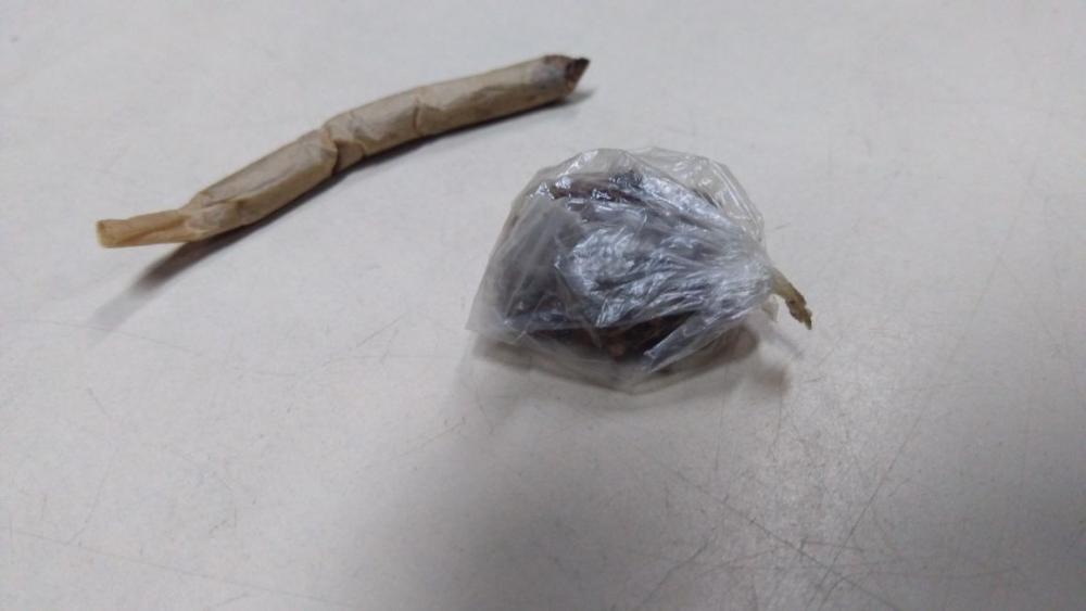 Suspeito é flagrado fumando um “baseadinho” e polícia encontra pinos de cocaína
