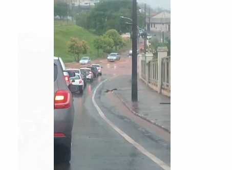 Chuva forte causa ponto de alagamento em Wenceslau Braz