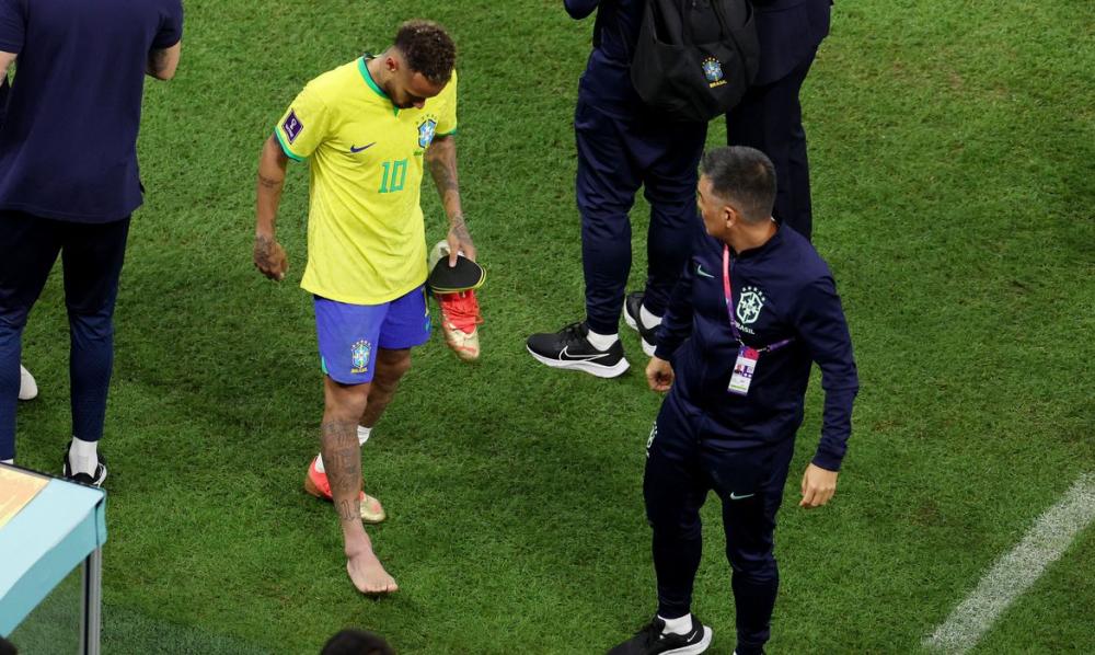 Médico da seleção diz que Neymar sofreu entorse no tornozelo direito