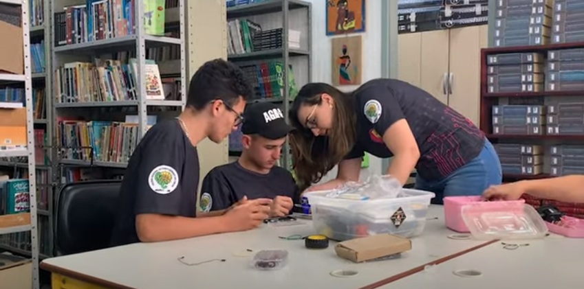 Alunos de Arapoti criam robô e participam da Olimpíada Brasileira de Robótica