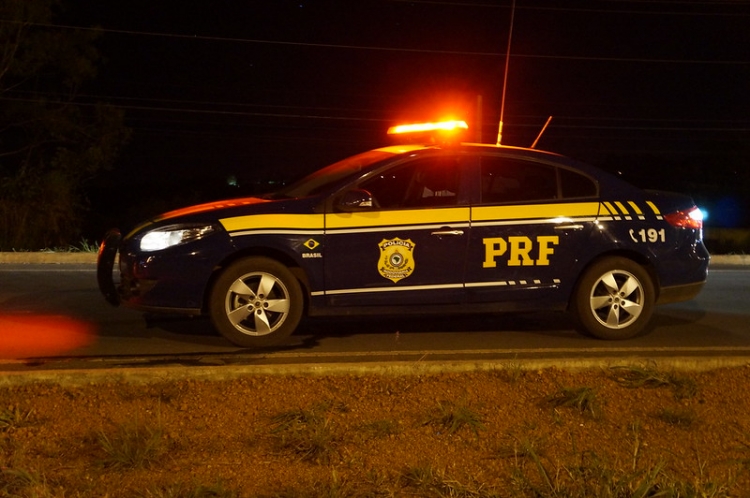 Motorista passa mal, capota carro e vai parar em ribanceira