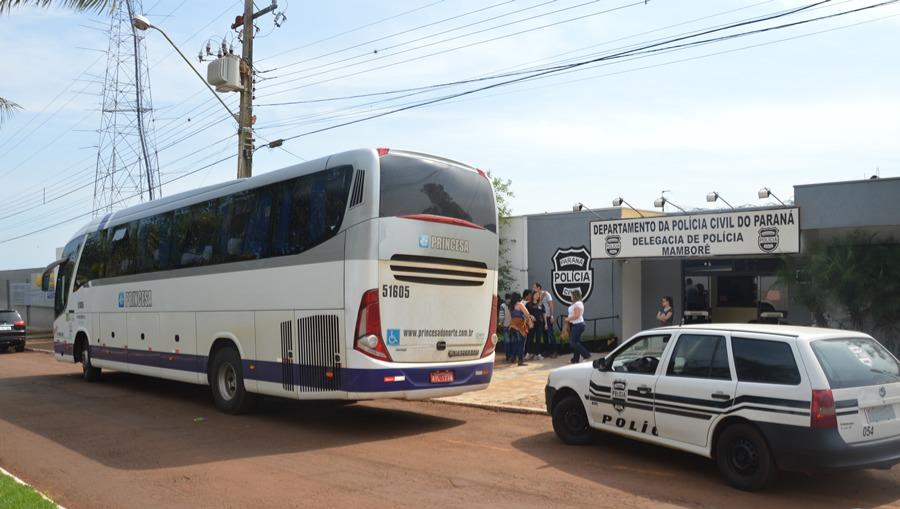 Turistas da região são trancados em porta malas de ônibus durante assalto