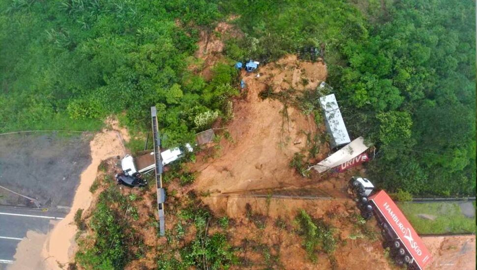 Caminhoneiro que ficou soterrado na BR-376 gravou vídeo dentro do caminhão