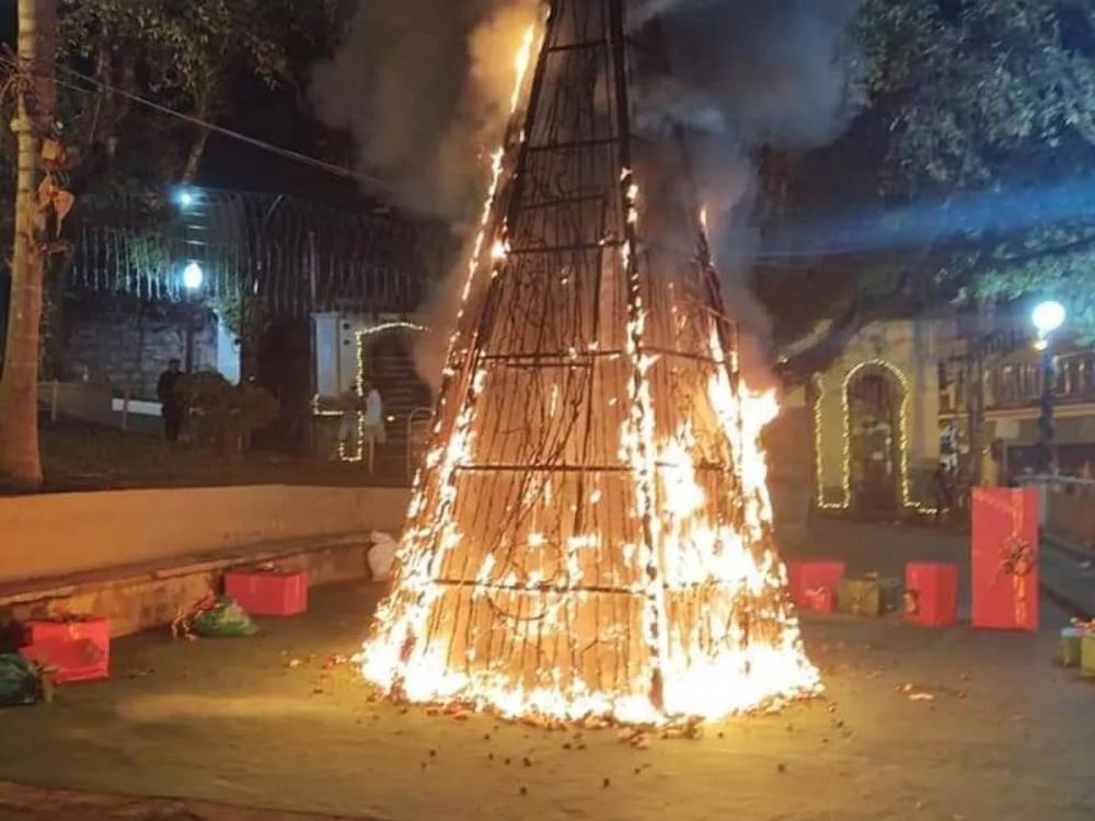Três “jaguaras” colocam fogo em decoração de natal na Praça Central