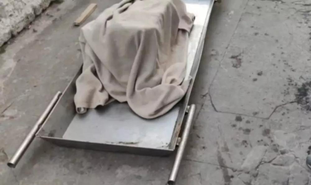 Corpo de criança é encontrado concretado na mesa de cabeceira da cama de sua mãe