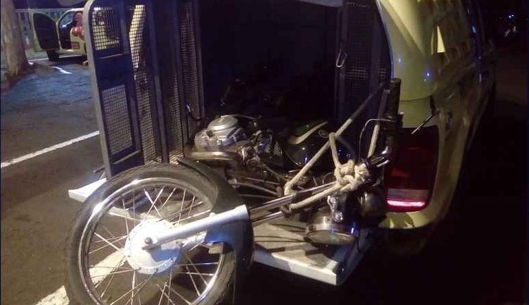 Motociclista chama no grau em frente a Rotam, perde a moto e leva várias multas