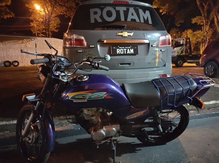 Rotam apreende moto cabrita sem placa em Siqueira Campos
