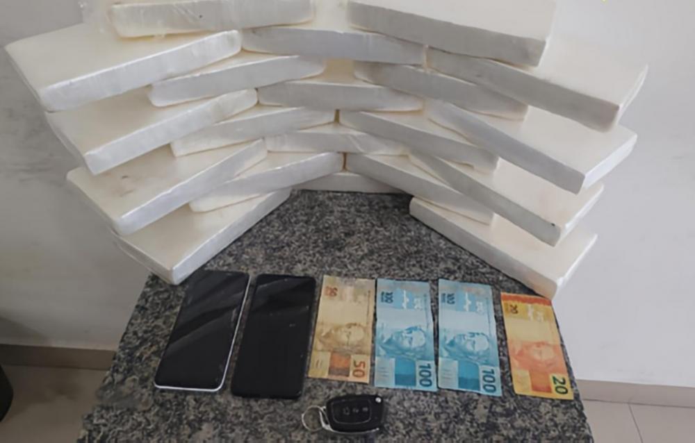 Policiais que prestavam apoio no resgate da BR-376 prendem casal com 21 Kg de pasta base para cocaína