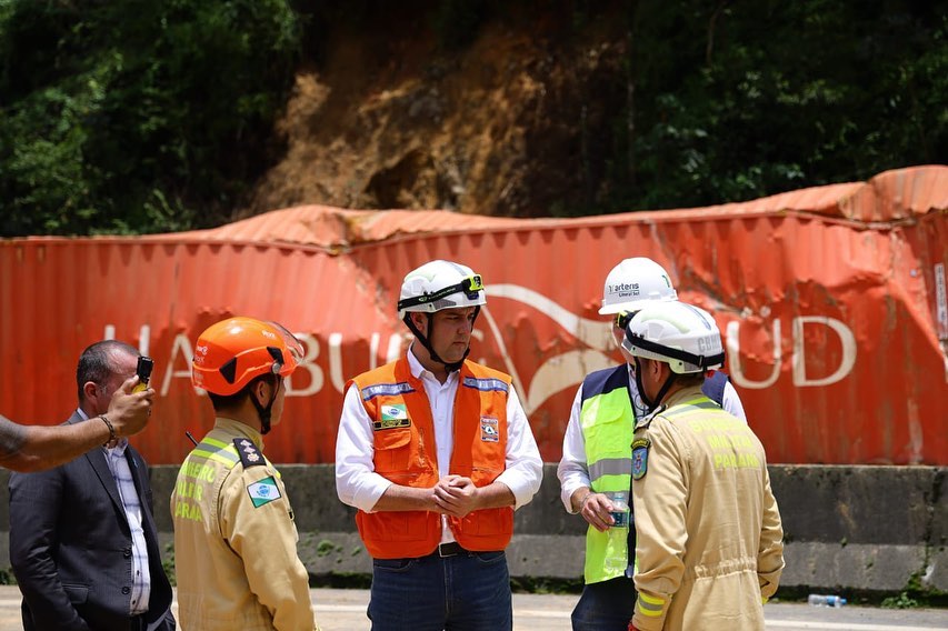 Ratinho Jr visita local do deslizamento na BR-376 em Guaratuba