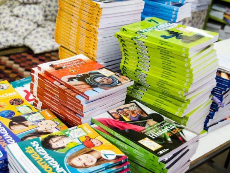 Governo anuncia que não há orçamento para compra de livros didáticos em 2023