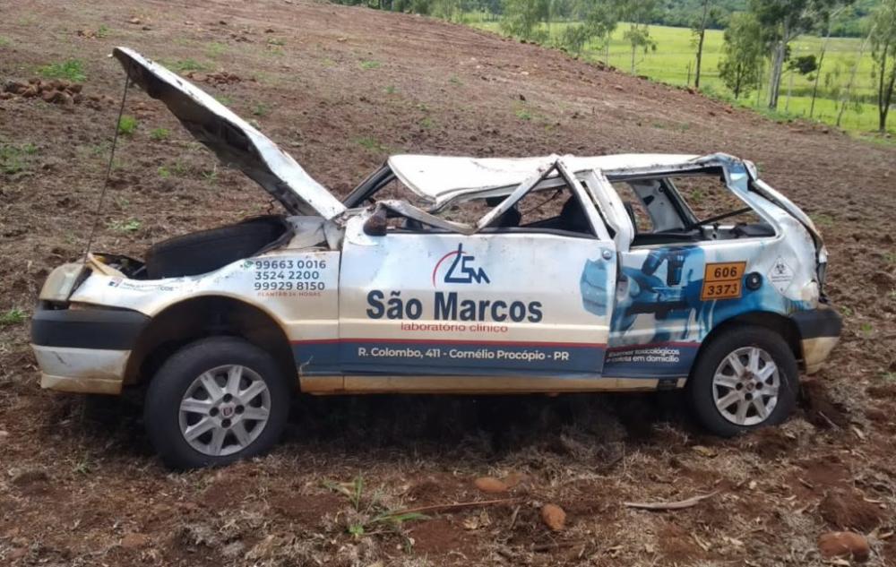 Mulher fica ferida após capotar uno na PR-525