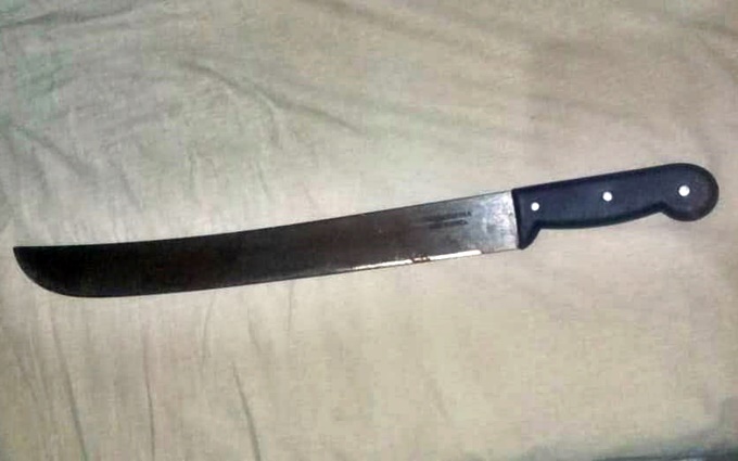 Homem é preso após perseguir estudante com um facão