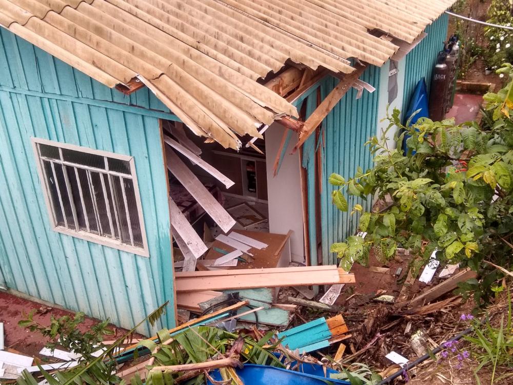 Após choque com outro veículo, Toyota invade residência em Ibaiti