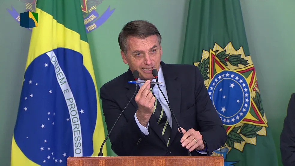 Bolsonaro busca forma para manter isenção de impostos dos combustíveis mesmo depois de deixar a presidência