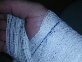 Homem pega faca que cunhado estava cortando carne e finca na mão da vítima