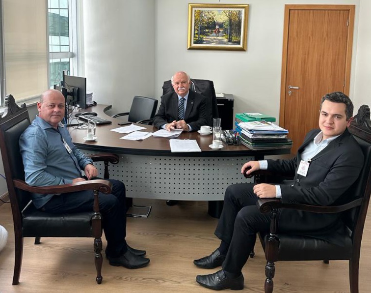 Ex-presidente do TJPR Paulo Vasconcelos recebe em Curitiba prefeito e advogado de Pinhalão