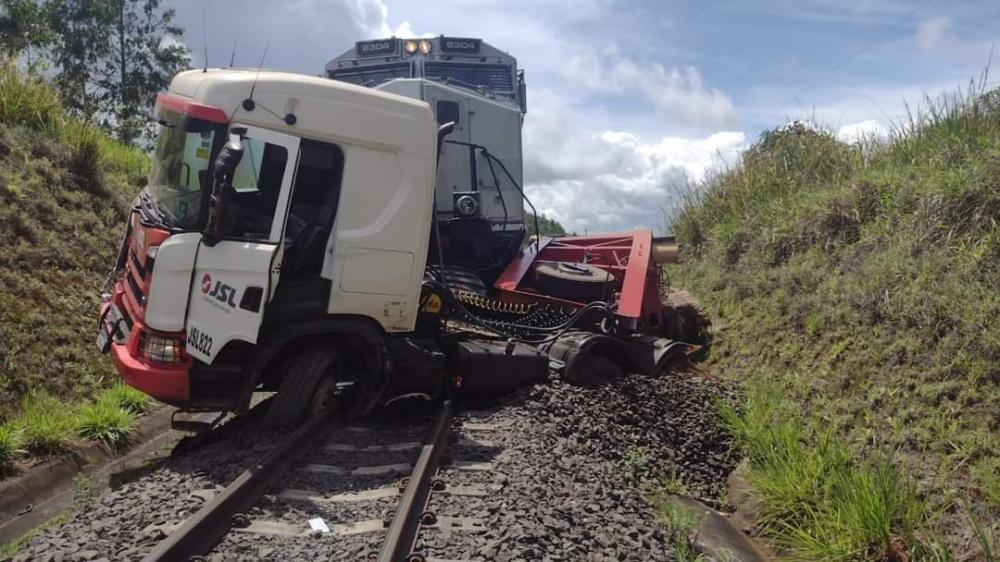 Vídeo registra momento em que trem atinge carreta presa nos trilhos