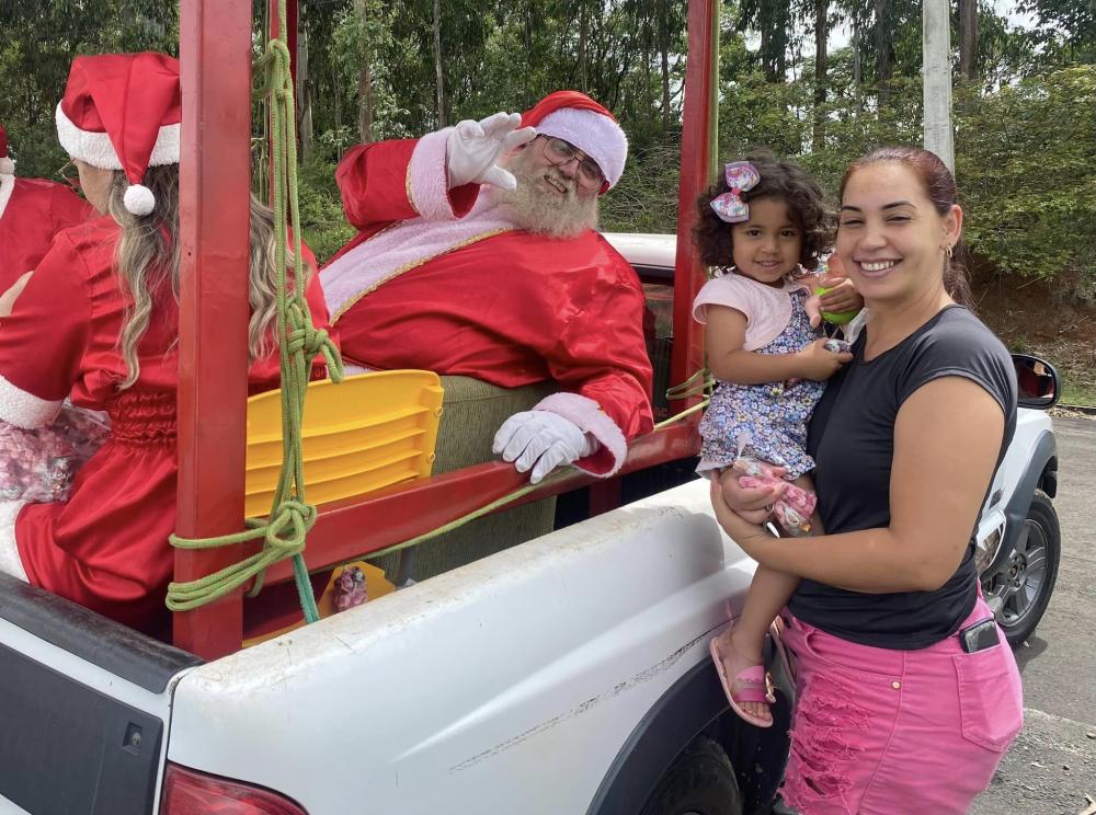 Papai Noel distribui doces para as crianças em Jaguariaíva
