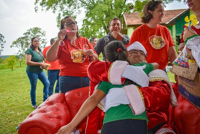Jaguariaíva promove recepção natalina para crianças das escolas rurais 