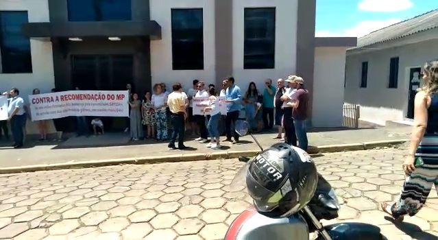 Manifestantes protestam em frente ao Ministério Público de Jaguariaíva; veja o vídeo