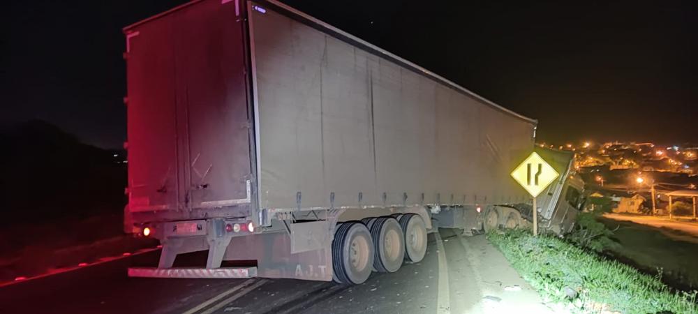 Acidente entre carro e carreta deixa motorista ferido na PR-092